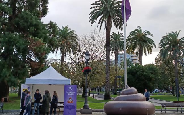 La carpa informativa y la caca hinchable gigante estarán todo este fin de semana en el parque central de Santurtzi. La carpa informativa y la caca hinchable gigante estarán todo este fin de semana en el parque central de Santurtzi.