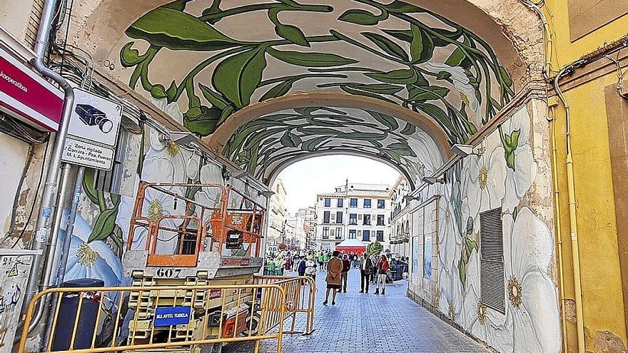 Arco de entrada a la plaza de Los Fueros con el mural de Goa Doa.