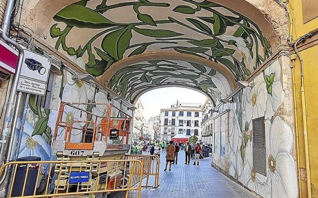 Arco de entrada a la plaza de Los Fueros con el mural de Goa Doa.