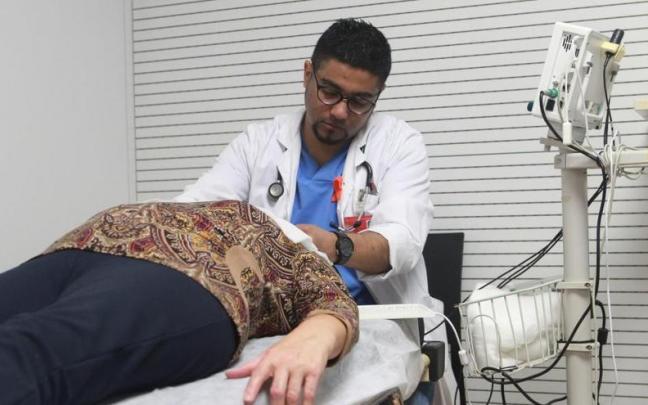 Enfermeros realizando pruebas preventivas con motivo del Día Mundial del Ictus.