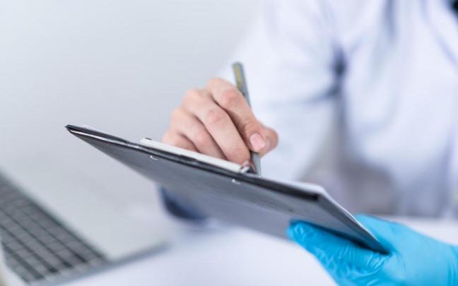 El servicio público de salud remite los datos de la baja a la Seguridad Social.