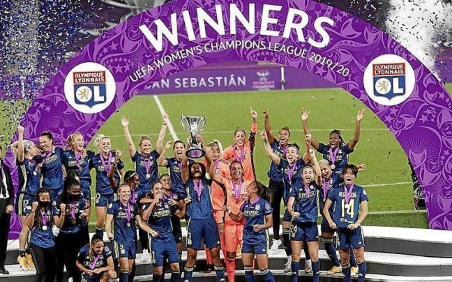 Las jugadoras del Olympique de Lyon celebran el t&iacute;tulo de la Champions logrado en 2020 en Anoeta. | FOTO: EFE
