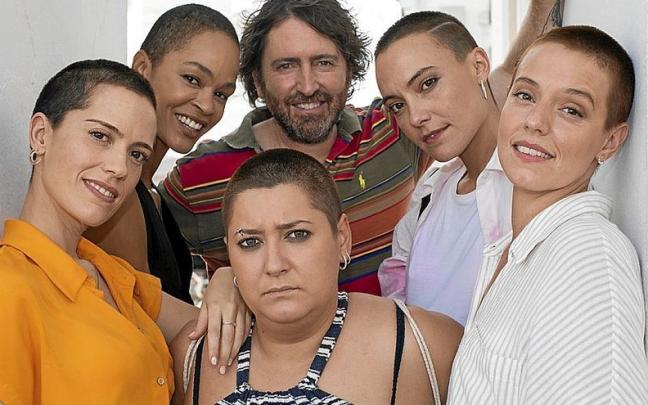 El director Daniel S&aacute;nchez Ar&eacute;valo, junto a las cinco actrices protagonistas de la serie. | FOTO: NETFLIX