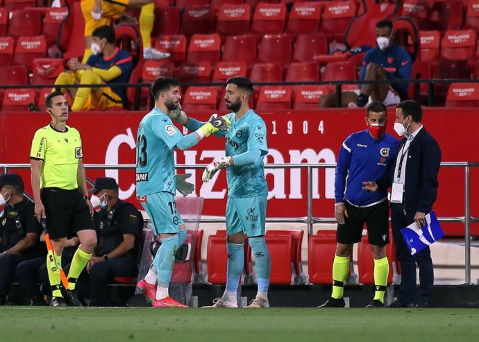 Pacheco y Sivera, durante el encuentro entre el Sevilla y el Deportivo Alavés