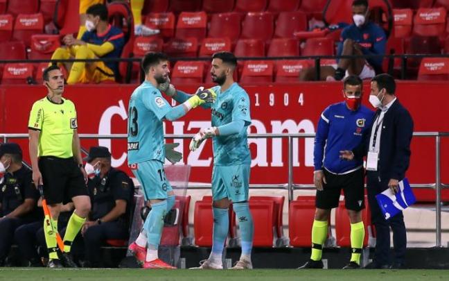Pacheco y Sivera, durante el encuentro entre el Sevilla y el Deportivo Alavés