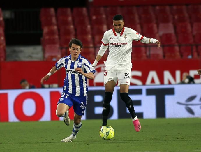 Pellistri pelea un balón durante el choque frente al Sevilla en el Sánchez Pizjuán.