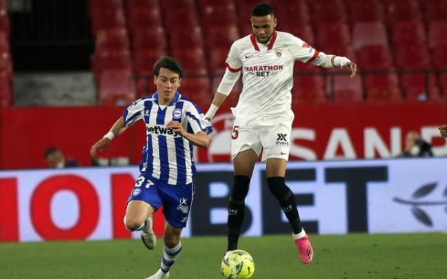Pellistri pelea un balón durante el choque frente al Sevilla en el Sánchez Pizjuán.