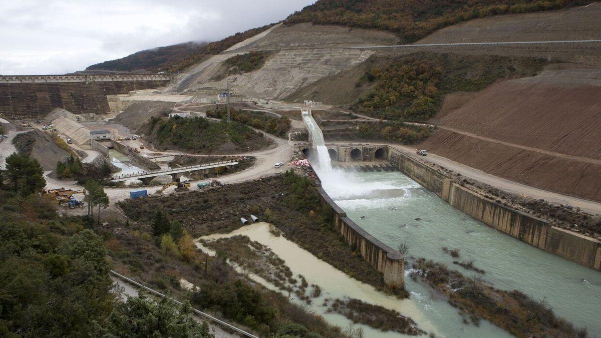 Vista del embalse de Yesa y las obras de la nueva presa que se proyecta dentro del recrecimiento.