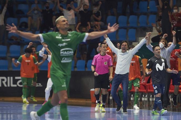 Imanol Arregui, en un segundo plano, celebra la permanencia de Osasuna Magna al ganar a Inter Movistar.