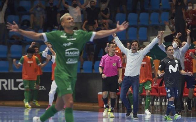 Imanol Arregui, en un segundo plano, celebra la permanencia de Osasuna Magna al ganar a Inter Movistar.