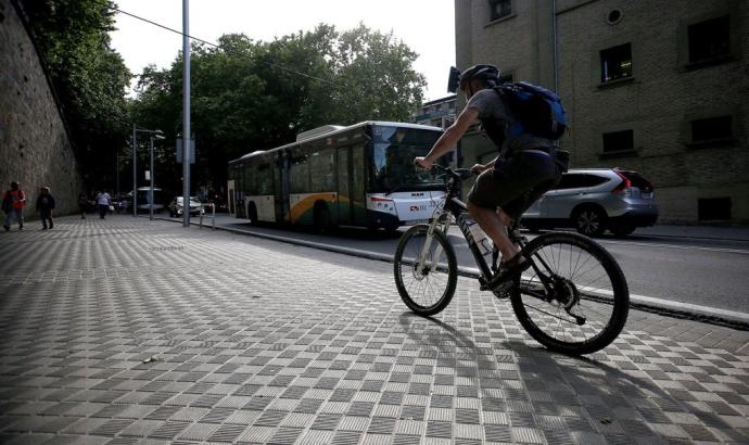 Un ciclista sube la Cuesta de Labrit por la acera por la que discurrirá el futuro carril bici.