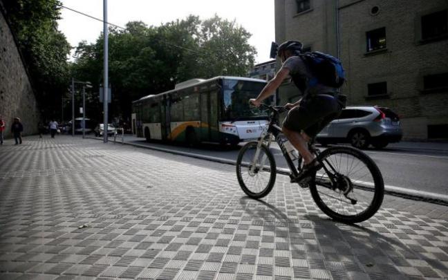 Un ciclista sube la Cuesta de Labrit por la acera por la que discurrirá el futuro carril bici. Un ciclista sube la Cuesta de Labrit por la acera por la que discurrirá el futuro carril bici.