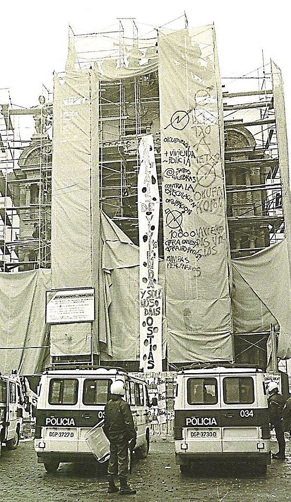 Fachada de la Casa Consistorial en obras, 1992 | FOTO: DE LACALLE, JOXE: “MEMORIAS DE LACALLE”