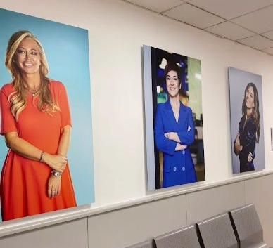 La foto de Adela González, entre la de Belén Esteban y la de Nuria Marín.