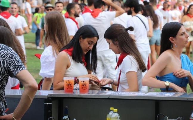 Dos jóvenes hacen cuentas durante las fiestas de Tudela de este año.