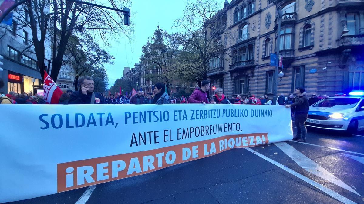 Miles de personas se manifiestan en las capitales vascas en contra del empobrecimiento social