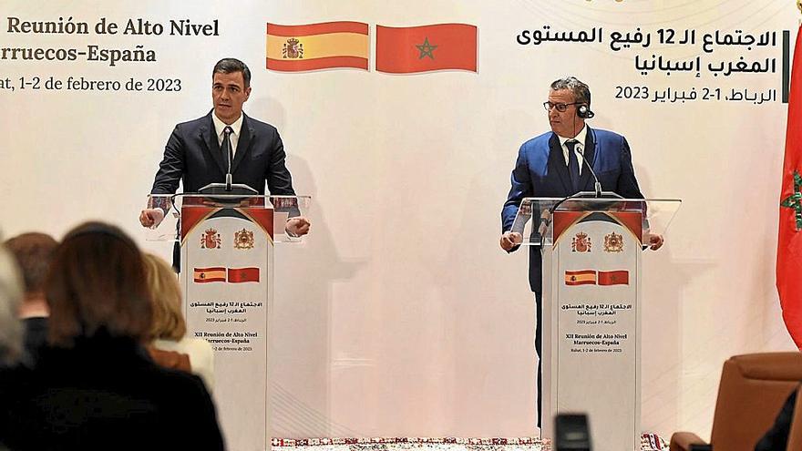 Pedro Sánchez y el jefe de Gobierno del Reino de Marruecos, Aziz Ajanuch, ayer en la cumbre. | FOTO: EFE