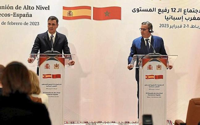 Pedro Sánchez y el jefe de Gobierno del Reino de Marruecos, Aziz Ajanuch, ayer en la cumbre. | FOTO: EFE Pedro Sánchez y el jefe de Gobierno del Reino de Marruecos, Aziz Ajanuch, ayer en la cumbre. | FOTO: EFE