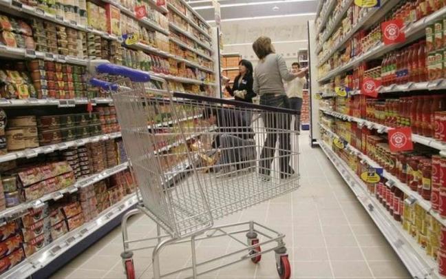 Un carro vacío en un supermercado. Un carro vacío en un supermercado.