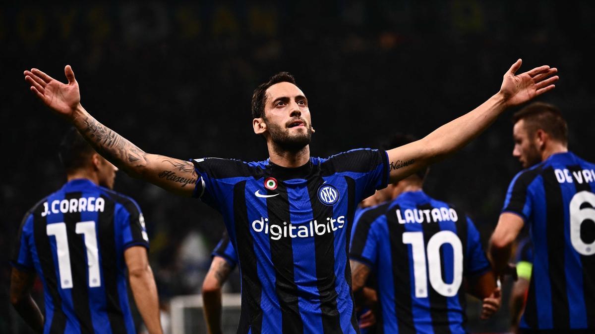 Calhanoglu celebra el gol de la victoria ante el Barcelona.