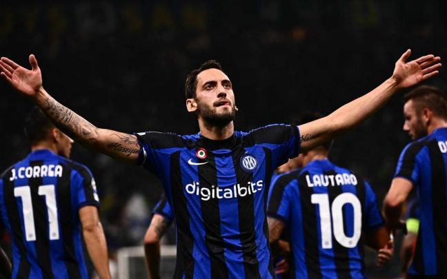Calhanoglu celebra el gol de la victoria ante el Barcelona.