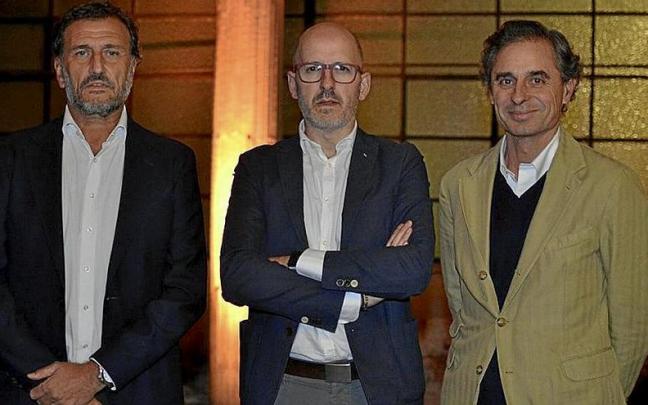Eladio Sánchez y los arquitectos Iskander Atutxa y José Ramón Foraster. | FOTOS: M. GOIKOETXEA Eladio Sánchez y los arquitectos Iskander Atutxa y José Ramón Foraster. | FOTOS: M. GOIKOETXEA