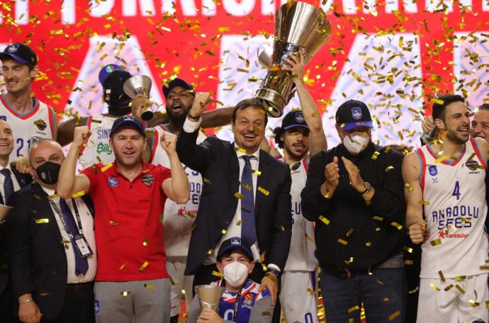 Ergin Ataman, en el centro, celebra el título de campeón de la Euroliga 2021