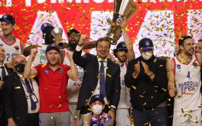 Ergin Ataman, en el centro, celebra el título de campeón de la Euroliga 2021