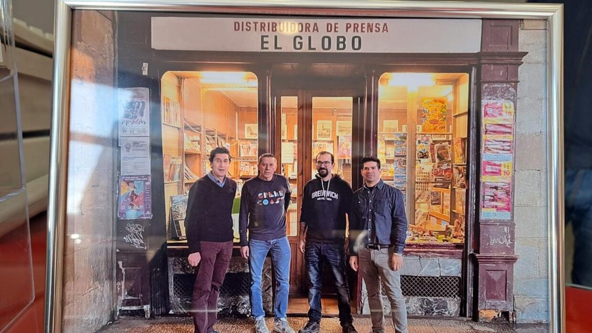 Fotografía del último día de El Globo en la Plaza Nueva con su anterior gestor, Paco (i), ya jubilado junto a Eros, Kevin y Alex Santana (derecha) que ha asumido la dirección de El Globo