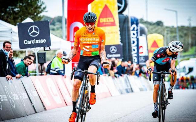 Xabier Mikel Azparren festeja un triunfo.