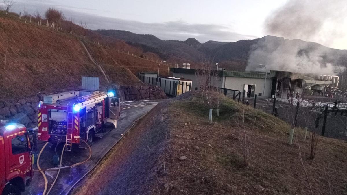 Los bomberos llevan toda la tarde trabajando en el fuego de la planta de compresión de gas de Irun.