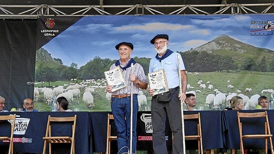 Los pastores Tomás Ibarra y Lucio Irisarri, con sendos recuerdos.