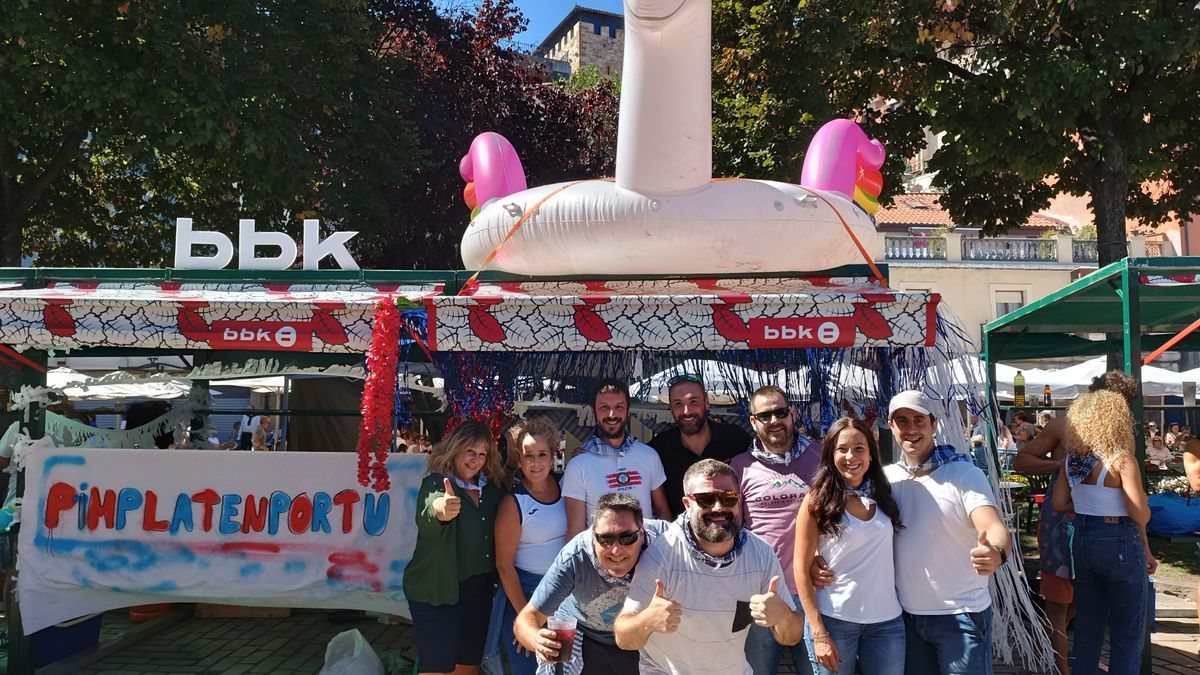 Pimplatenportu junto al unicornio que lució en lo alto de su carpa.