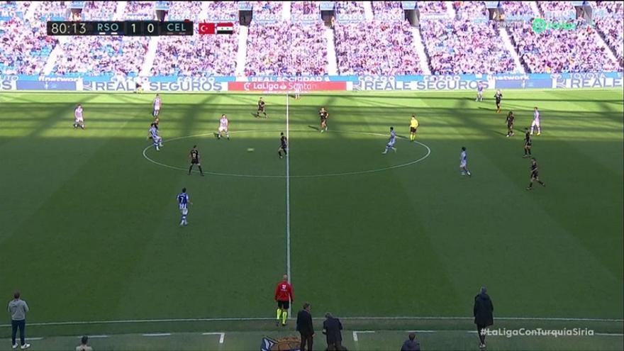 Imanol paralizó las sustituciones de inmediato. Ante un rival que acababa de refrescar su medular, esperó para insuflar oxígeno y mantuvo a Brais y Kubo sobre el campo. El equipo, consciente de su superioridad numérica, arriesgó con el balón para abrir al rival y sentenciar.