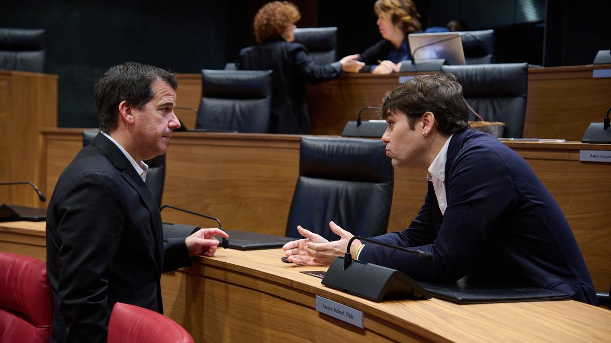 Mikel Irujo conversa con Pablo Azcona, de Geroa Bai, este jueves en el Parlamento.