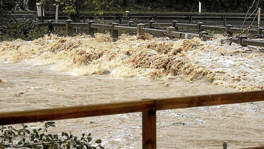 Puente inundado entre la carretera de Azpeitia a Zestoa.