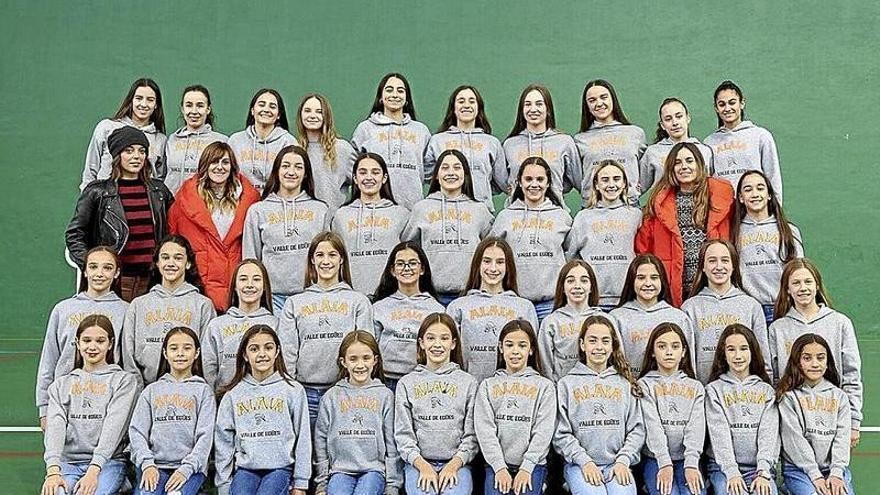 Los siete conjuntos de Alaia, posando con sus entrenadoras.