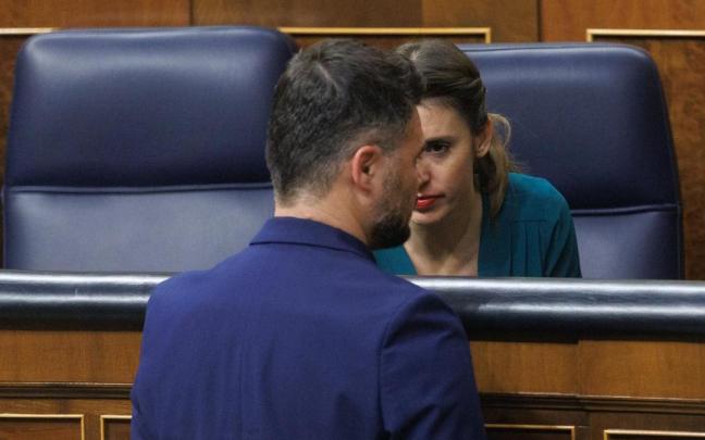El portavoz parlamentario de ERC, Gabriel Rufian, junto a la ministra de Igualdad, Irene Montero en un pleno del Congreso. El portavoz parlamentario de ERC, Gabriel Rufian, junto a la ministra de Igualdad, Irene Montero en un pleno del Congreso.