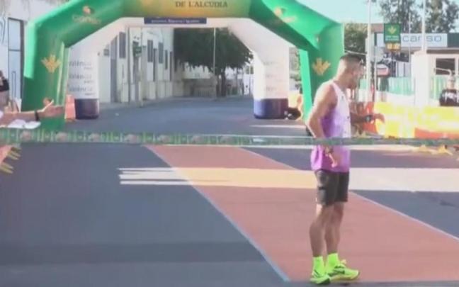 Escriche, esperando a un paso de la meta y mirando el reloj.