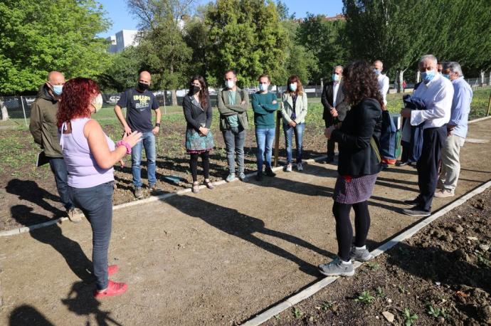 Una vecina se dirige a los miembros de la Comisión de Urbanismo municipal, durante la reciente visita al espacio de huertos urbanos del barrio de Etxabakoitz.