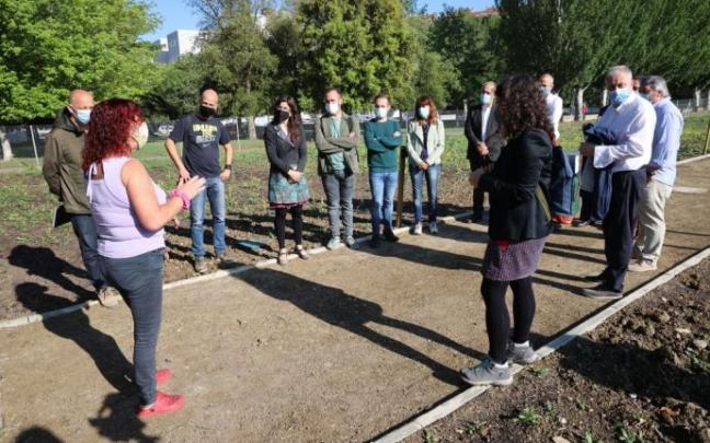 Una vecina se dirige a los miembros de la Comisión de Urbanismo municipal, durante la reciente visita al espacio de huertos urbanos del barrio de Etxabakoitz. Una vecina se dirige a los miembros de la Comisión de Urbanismo municipal, durante la reciente visita al espacio de huertos urbanos del barrio de Etxabakoitz.