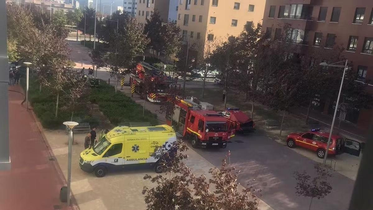 Bomberos y ambulancia en Paseo de Atenas de Salburua