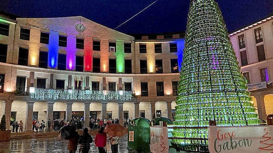 Árbol de vidrio con el que celebró Laudio en 2021 la Navidad desde la Herriko Plaza.