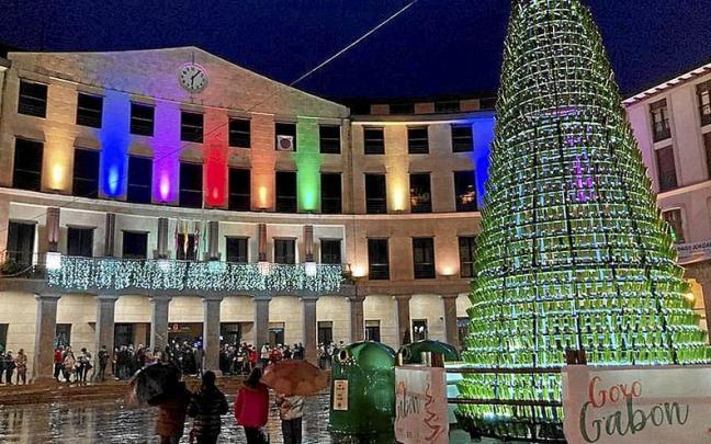 Árbol de vidrio con el que celebró Laudio en 2021 la Navidad desde la Herriko Plaza. Árbol de vidrio con el que celebró Laudio en 2021 la Navidad desde la Herriko Plaza.