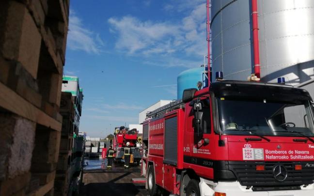 Efectivos de bomberos trabajan para extinguir el incendio.