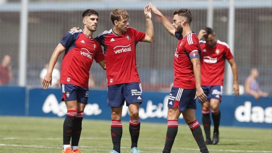 Nacho Vidal y Roberto Torres felicitan a Pablo Ibáñez por su gol.