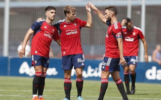 Nacho Vidal y Roberto Torres felicitan a Pablo Ibáñez por su gol.