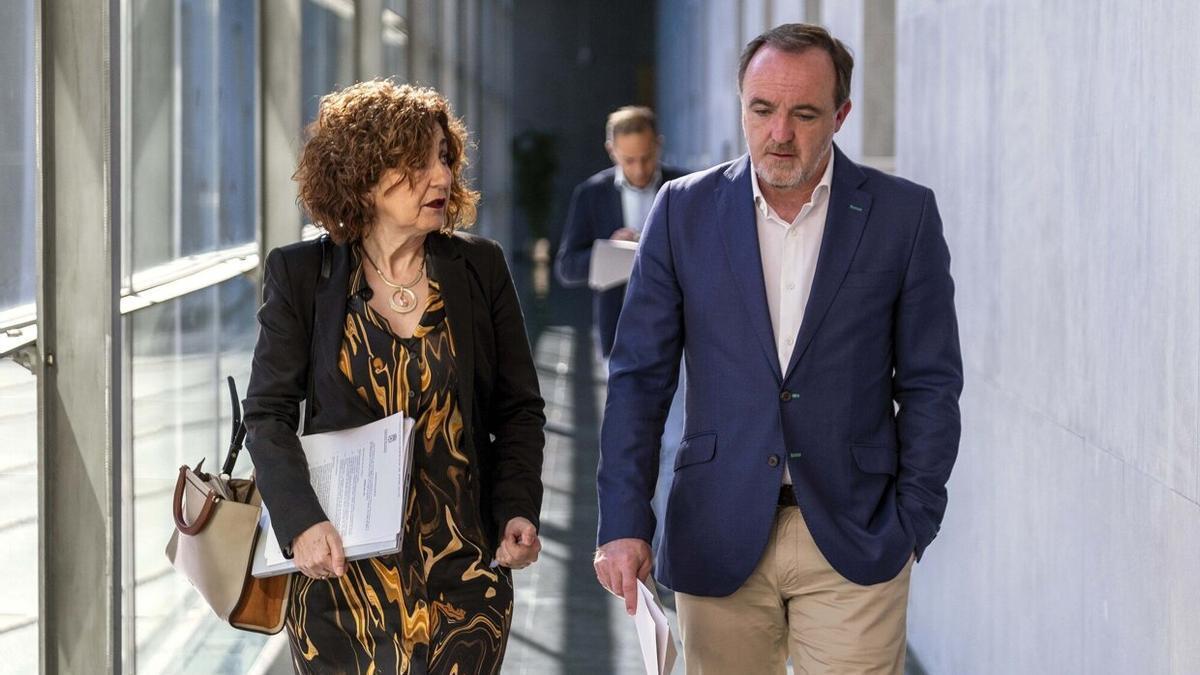 Yolanda Ibáñez, de Navarra Suma Javier Esparza, en los pasillos del Parlamento de Navarra