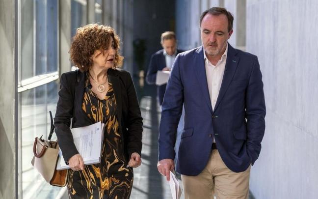 Yolanda Ibáñez, de Navarra Suma Javier Esparza, en los pasillos del Parlamento de Navarra Yolanda Ibáñez, de Navarra Suma Javier Esparza, en los pasillos del Parlamento de Navarra