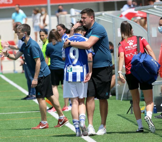 Mikel Crespo abraza a Sanadri minutos antes del ascenso a la máxima categoría.